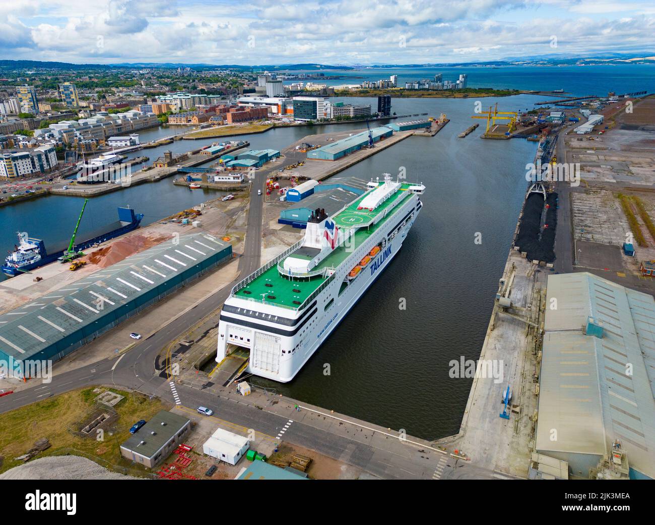 Leith, Écosse, Royaume-Uni. 30th juillet 2022. Vue sur le ferry estonien MS Victoria a amarré à un quai à Leith, Édimbourg. Le ferry a été acquis pour héberger temporairement les réfugiés ukrainiens arrivés en Écosse. Les premiers réfugiés ont déjà emménagé dans des cabines à bord. Iain Masterton/Alay Live News Banque D'Images