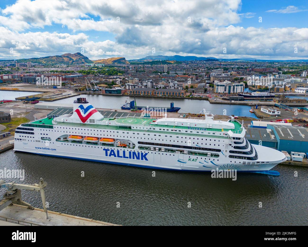 Leith, Écosse, Royaume-Uni. 30th juillet 2022. Vue sur le ferry estonien MS Victoria a amarré à un quai à Leith, Édimbourg. Le ferry a été acquis pour héberger temporairement les réfugiés ukrainiens arrivés en Écosse. Les premiers réfugiés ont déjà emménagé dans des cabines à bord. Iain Masterton/Alay Live News Banque D'Images