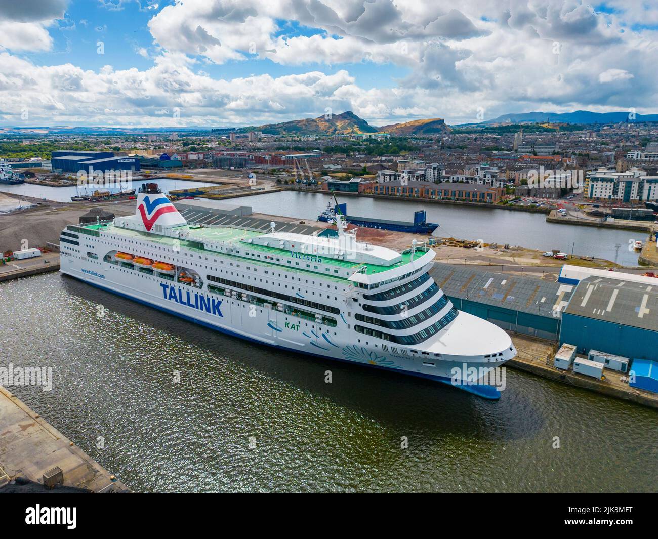 Leith, Écosse, Royaume-Uni. 30th juillet 2022. Vue sur le ferry estonien MS Victoria a amarré à un quai à Leith, Édimbourg. Le ferry a été acquis pour héberger temporairement les réfugiés ukrainiens arrivés en Écosse. Les premiers réfugiés ont déjà emménagé dans des cabines à bord. Iain Masterton/Alay Live News Banque D'Images