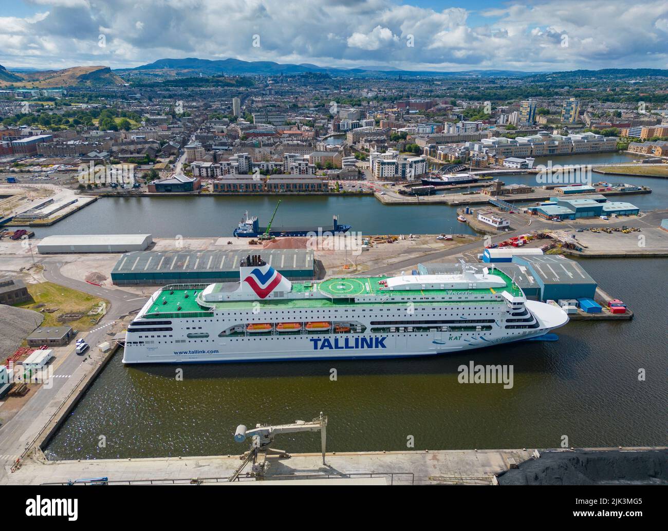 Leith, Écosse, Royaume-Uni. 30th juillet 2022. Vue sur le ferry estonien MS Victoria a amarré à un quai à Leith, Édimbourg. Le ferry a été acquis pour héberger temporairement les réfugiés ukrainiens arrivés en Écosse. Les premiers réfugiés ont déjà emménagé dans des cabines à bord. Iain Masterton/Alay Live News Banque D'Images