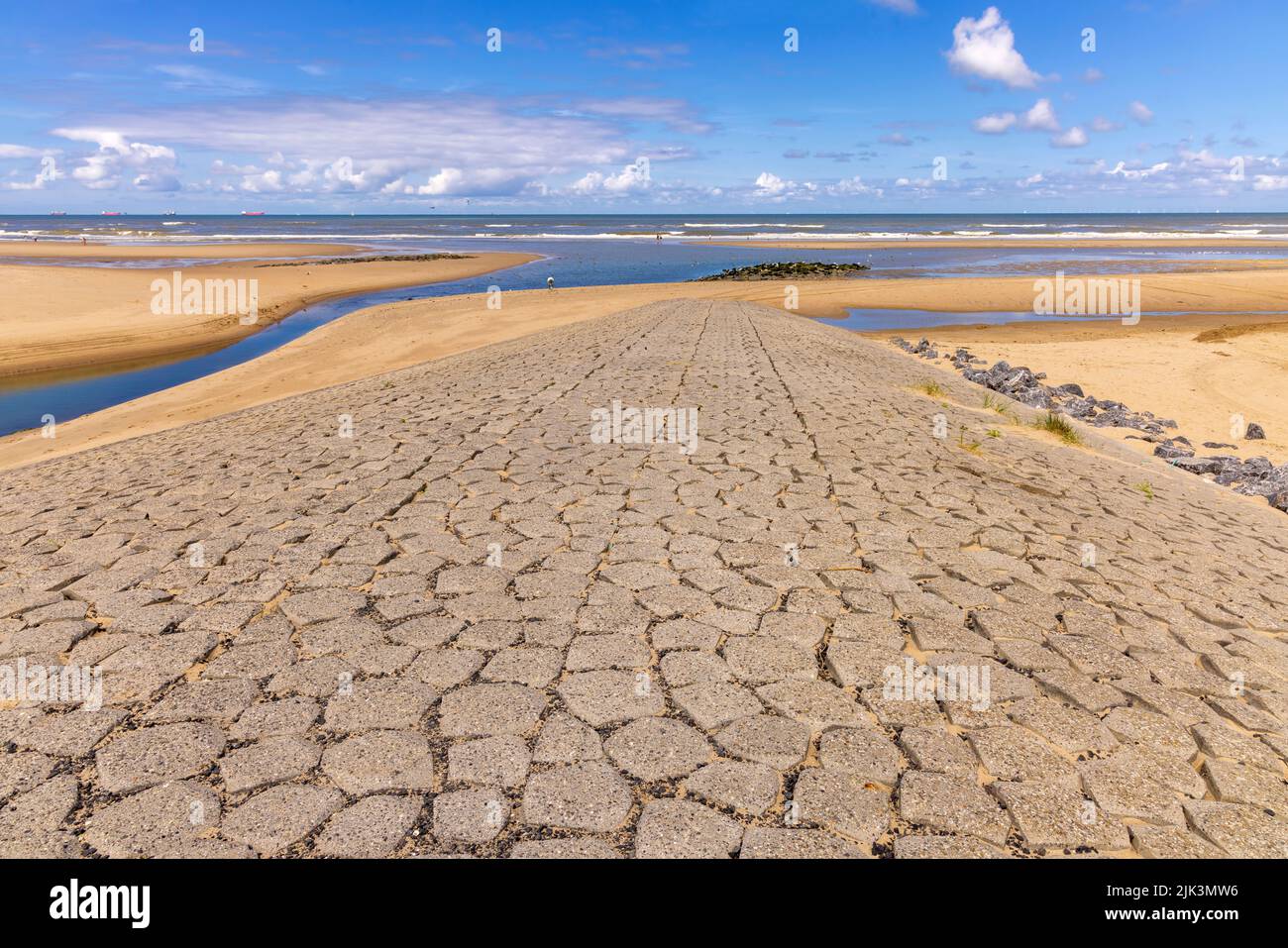 Embouchure du Rhin qui coule dans la mer du Nord à Katwijk aan Zee, Hollande du Sud. Chaussée menant à la plage. Banque D'Images