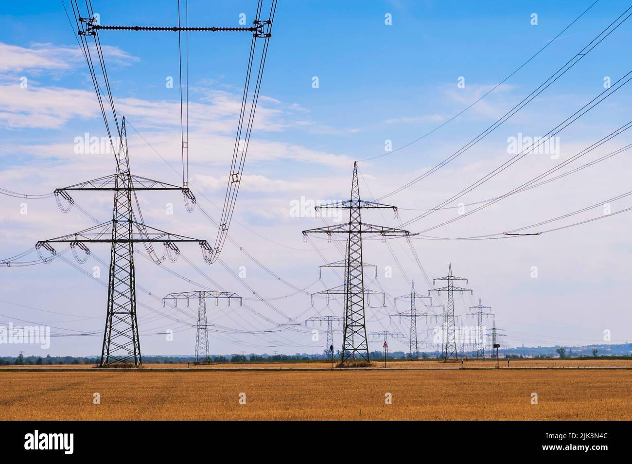 Les pylônes d'électricité s'alignent l'un après l'autre Banque D'Images