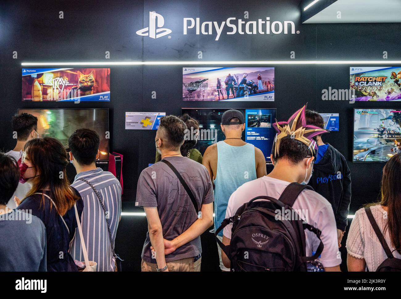 Hong Kong, Chine. 29th juillet 2022. Les visiteurs sont vus sur le stand de  la marque japonaise de jeux vidéo appartenant au système Sony Computer  Entertainment, PlayStation 5 (PS5), lors de l'exposition