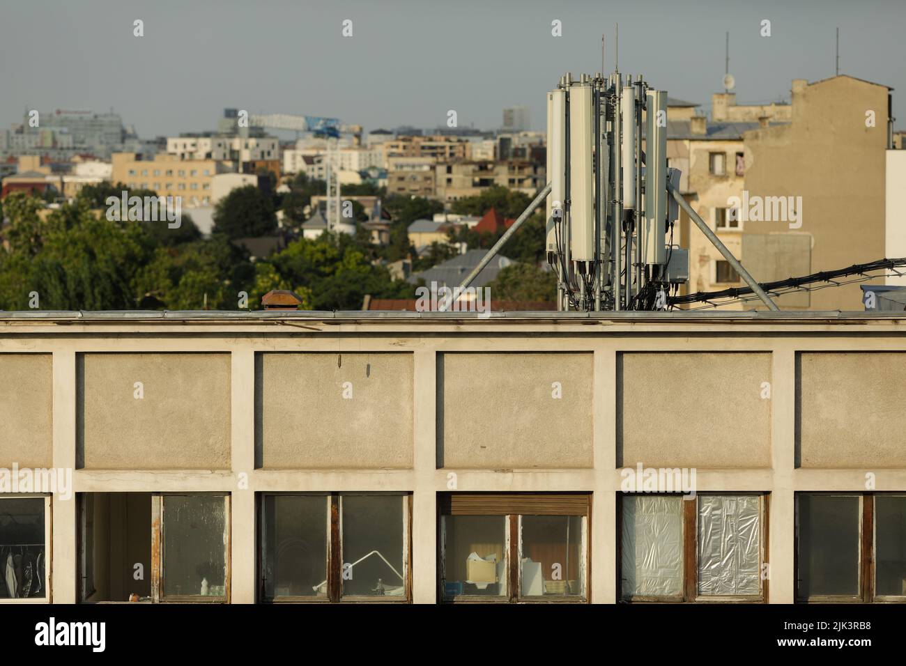 Bucarest, Roumanie - 30 juillet 2022:4G et 5G antennes sur un bloc d'appartements dans la vieille ville de Bucarest pendant le coucher du soleil. Banque D'Images