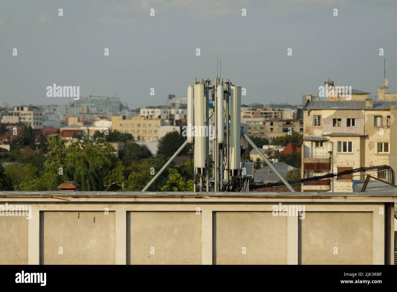 Bucarest, Roumanie - 30 juillet 2022:4G et 5G antennes sur un bloc d'appartements dans la vieille ville de Bucarest pendant le coucher du soleil. Banque D'Images