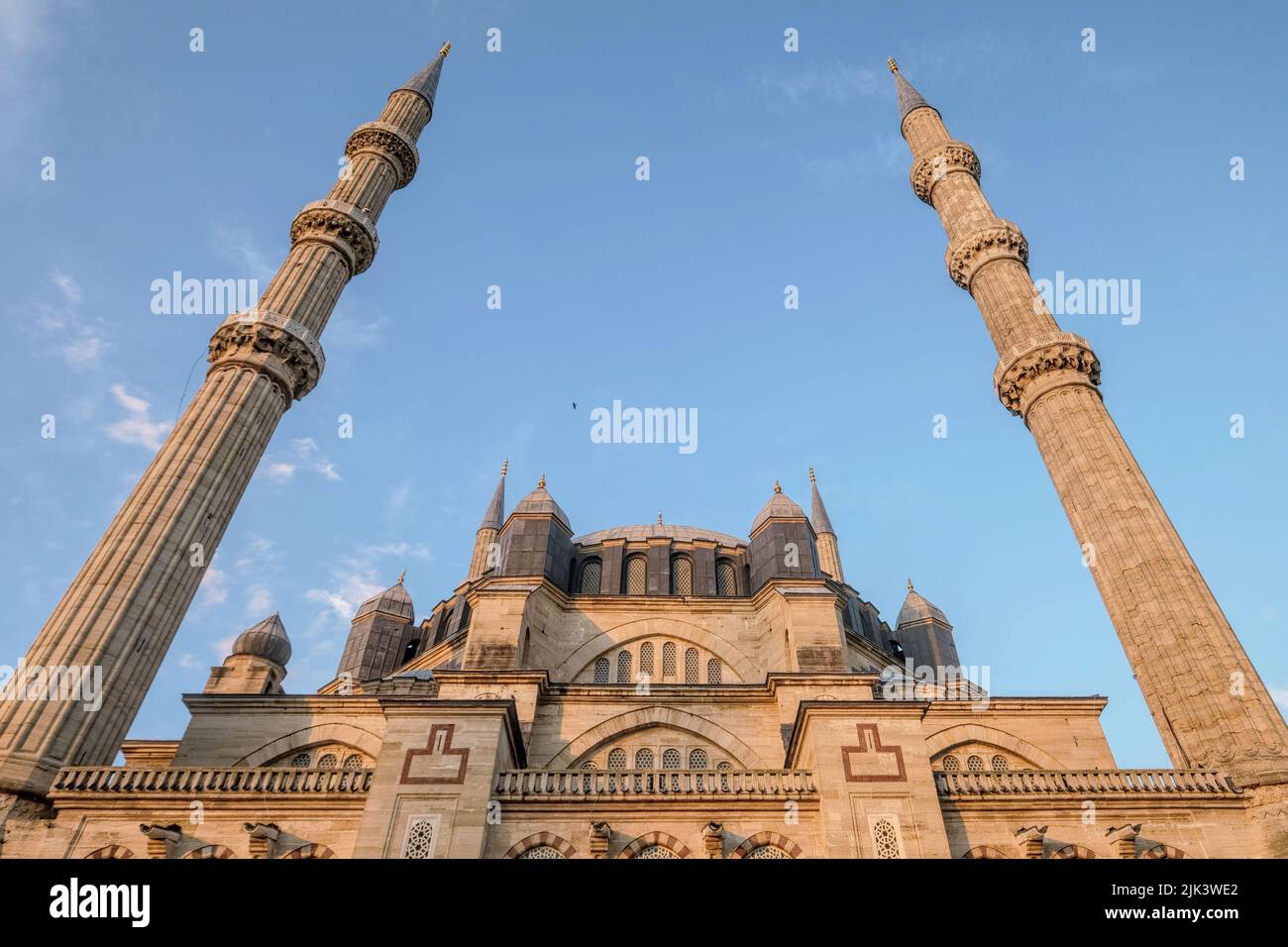 Edirne, Turquie - octobre 2021 : vue sur la mosquée Selimiye avec ciel nuageux à l'heure d'or Banque D'Images
