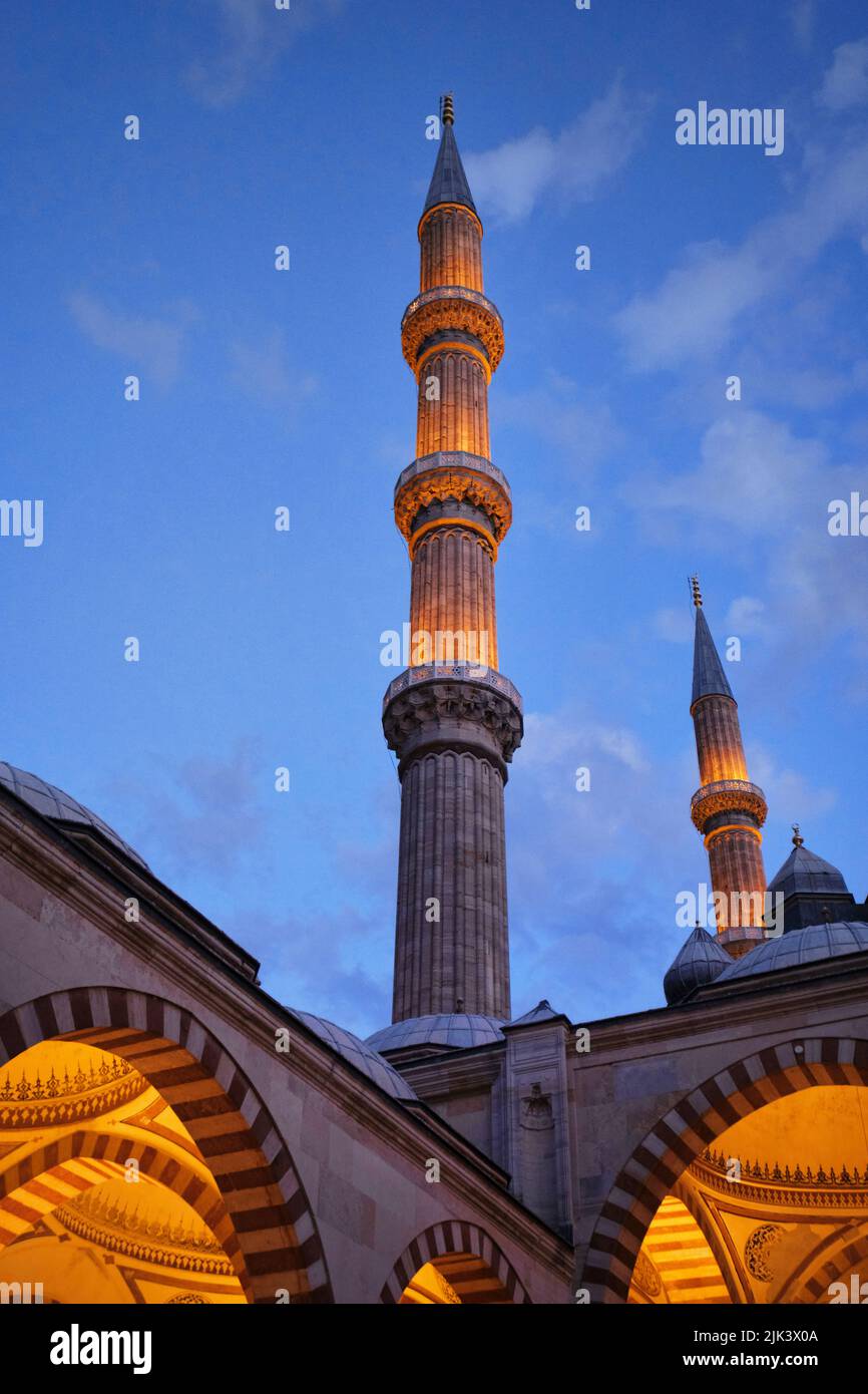 Edirne, Turquie - octobre 2021 : vue sur la mosquée Selimiye, et les minarets dans le ciel bleu foncé du soir avec éclairage orange Banque D'Images