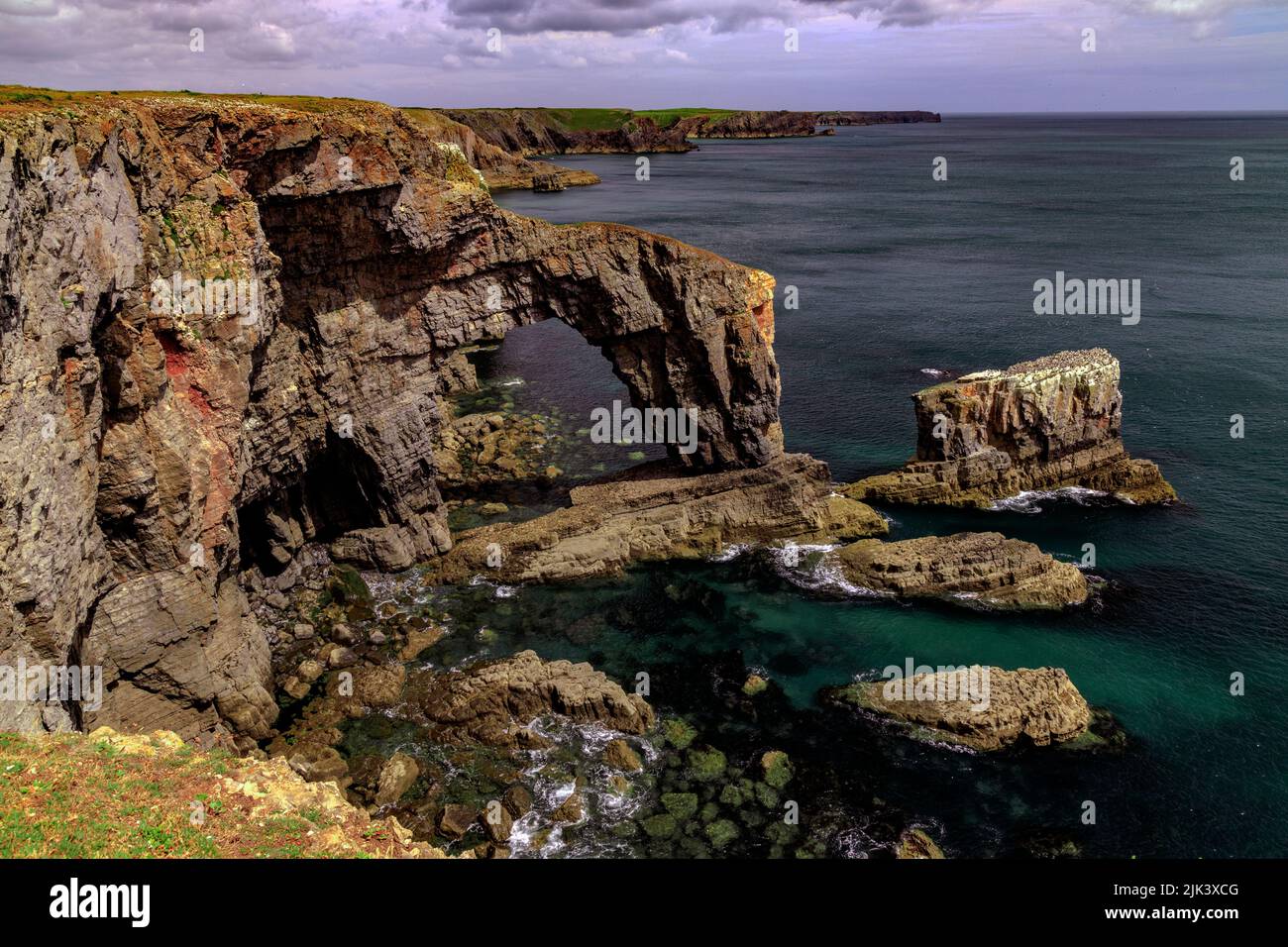 Le spectaculaire pont vert du pays de Galles, situé dans le parc national de la côte de Pembrokeshire, est une arche de calcaire naturel, au pays de Galles, au Royaume-Uni Banque D'Images