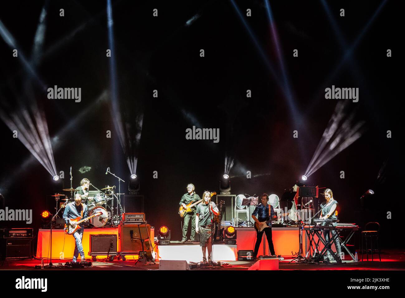 Concert de la chanteuse italienne et auteur-compositeur Carmen Consoli à Volevo Fare la rock star tour à Rome le 28.07.2022. Groupe: Antonio Marra batterie, Marco Siniscalco basse, Massimo Roccaforte guitare, Adriano Murania violon, Emilia Belfiore violon, Concetta Sapienza clarinette e Elena Guerriero piano. Carmen consoli a joué les quatre dernières pièces avec son ami Marina Rei à la batterie. Au cours de la soirée, elle a également été récompensée par Amnesty International Italia 2022. Banque D'Images