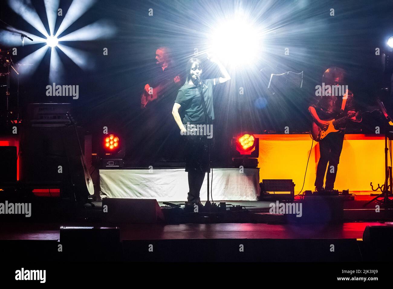 Concert de la chanteuse italienne et auteur-compositeur Carmen Consoli à Volevo Fare la rock star tour à Rome le 28.07.2022. Groupe: Antonio Marra batterie, Marco Siniscalco basse, Massimo Roccaforte guitare, Adriano Murania violon, Emilia Belfiore violon, Concetta Sapienza clarinette e Elena Guerriero piano. Carmen consoli a joué les quatre dernières pièces avec son ami Marina Rei à la batterie. Au cours de la soirée, elle a également été récompensée par Amnesty International Italia 2022. Banque D'Images