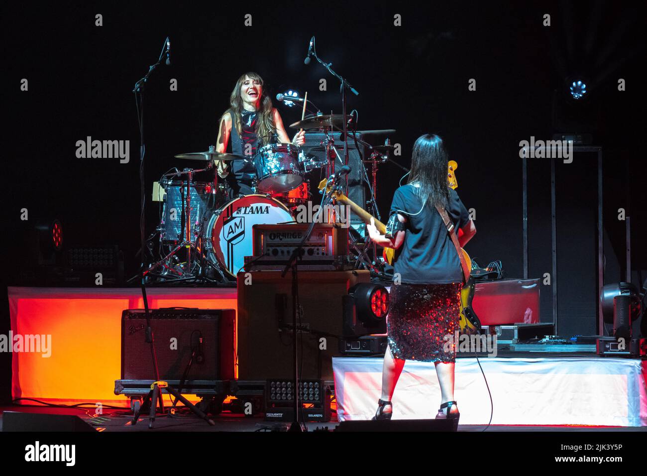 Concert de la chanteuse italienne et auteur-compositeur Carmen Consoli à Volevo Fare la rock star tour à Rome le 28.07.2022. Groupe: Antonio Marra batterie, Marco Siniscalco basse, Massimo Roccaforte guitare, Adriano Murania violon, Emilia Belfiore violon, Concetta Sapienza clarinette e Elena Guerriero piano. Carmen consoli a joué les quatre dernières pièces avec son ami Marina Rei à la batterie. Au cours de la soirée, elle a également été récompensée par Amnesty International Italia 2022. Banque D'Images