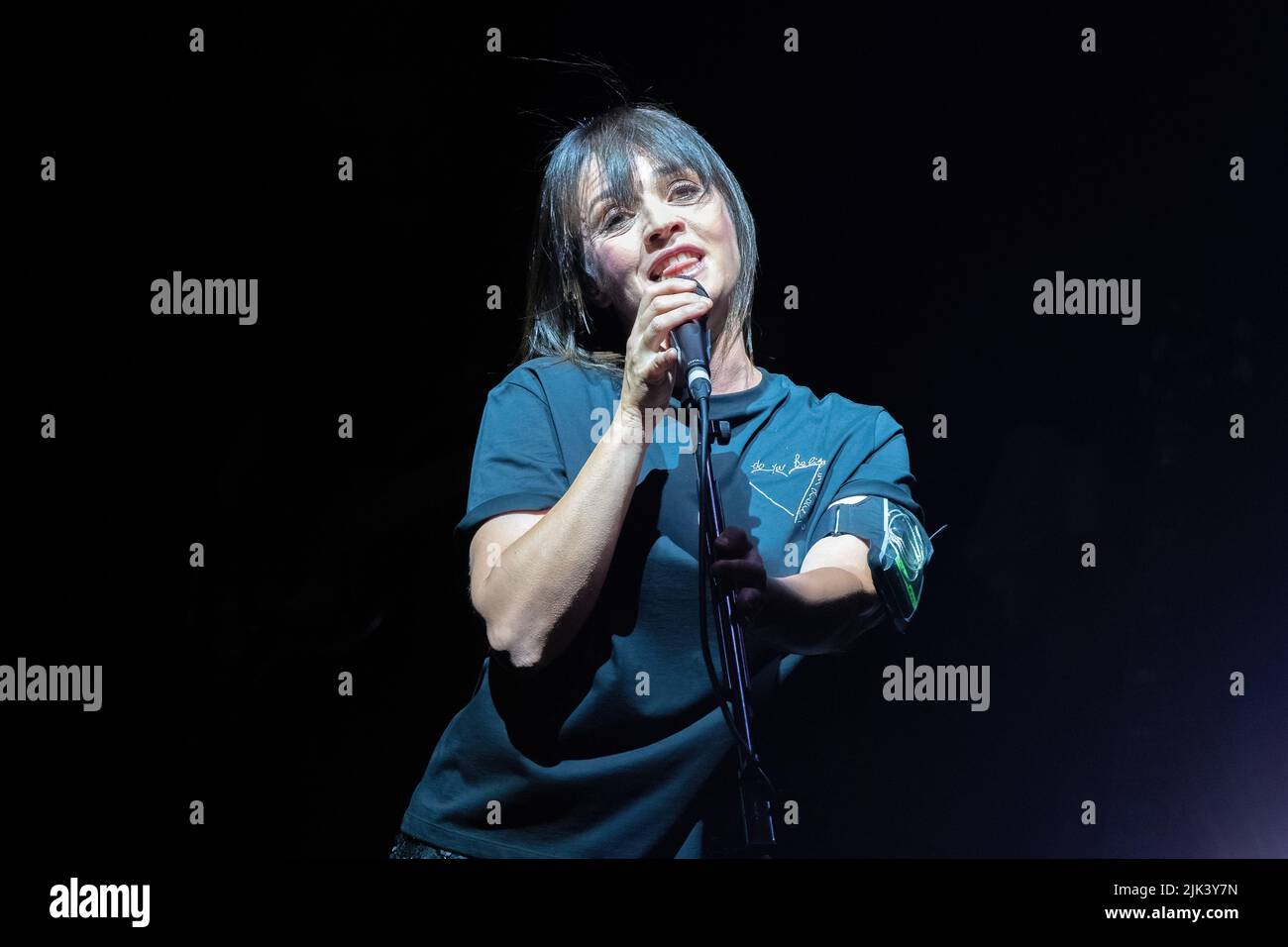 Concert de la chanteuse italienne et auteur-compositeur Carmen Consoli à Volevo Fare la rock star tour à Rome le 28.07.2022. Groupe: Antonio Marra batterie, Marco Siniscalco basse, Massimo Roccaforte guitare, Adriano Murania violon, Emilia Belfiore violon, Concetta Sapienza clarinette e Elena Guerriero piano. Carmen consoli a joué les quatre dernières pièces avec son ami Marina Rei à la batterie. Au cours de la soirée, elle a également été récompensée par Amnesty International Italia 2022. Banque D'Images