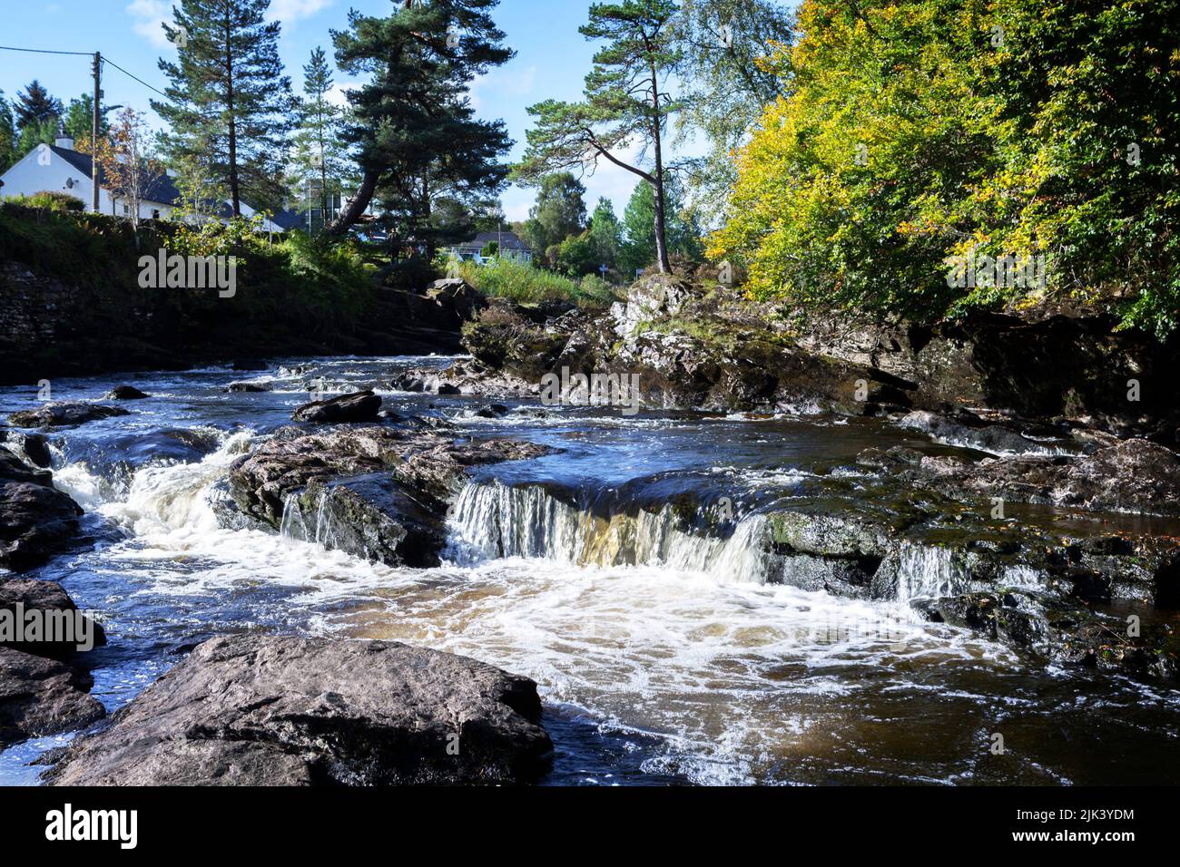 Les chutes de Dochart sont une cascade de cascades situées sur le Dochart de la rivière à Killin à Stirling, en Écosse, près de l'extrémité ouest du Loch Tay. Banque D'Images