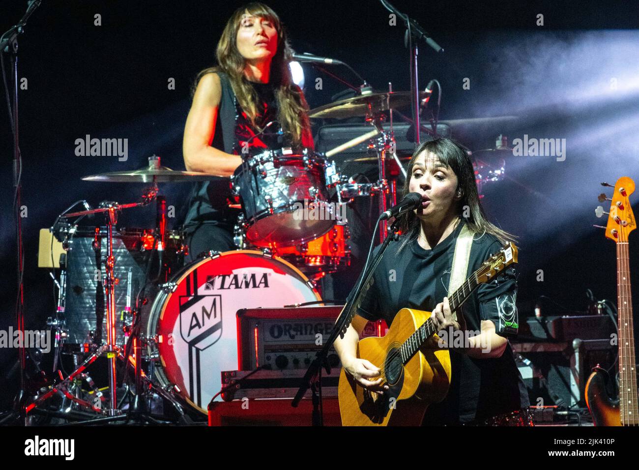 Concert de la chanteuse italienne et auteur-compositeur Carmen Consoli à Volevo Fare la rock star tour à Rome le 28.07.2022. Groupe: Antonio Marra batterie, Marco Siniscalco basse, Massimo Roccaforte guitare, Adriano Murania violon, Emilia Belfiore violon, Concetta Sapienza clarinette e Elena Guerriero piano. Carmen consoli a joué les quatre dernières pièces avec son ami Marina Rei à la batterie. Au cours de la soirée, elle a également été récompensée par Amnesty International Italia 2022. Banque D'Images