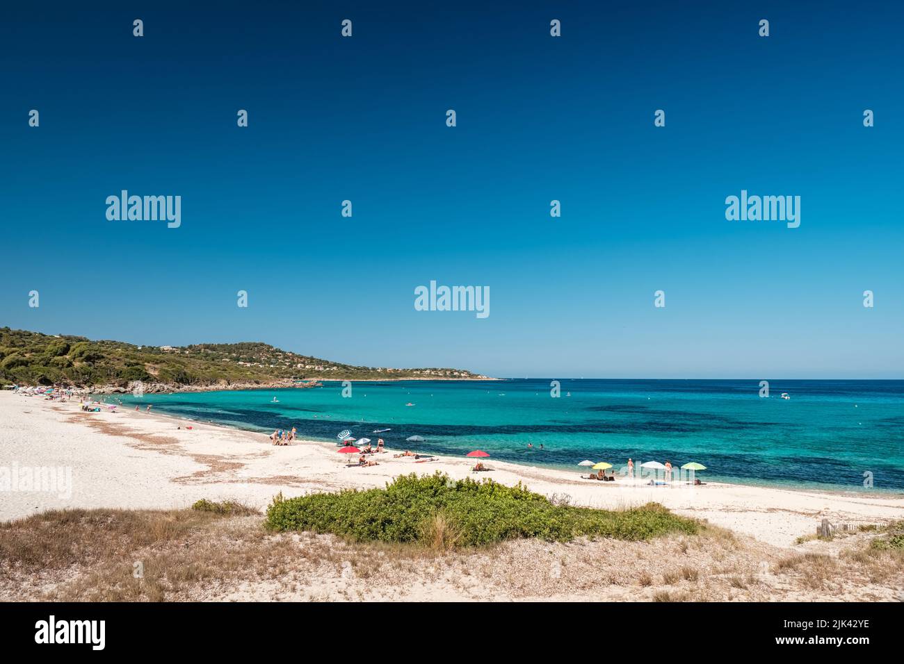 Les vacanciers apprécieront la mer Méditerranée turquoise sur la plage Bodri, dans la région de Balagne, en Corse Banque D'Images