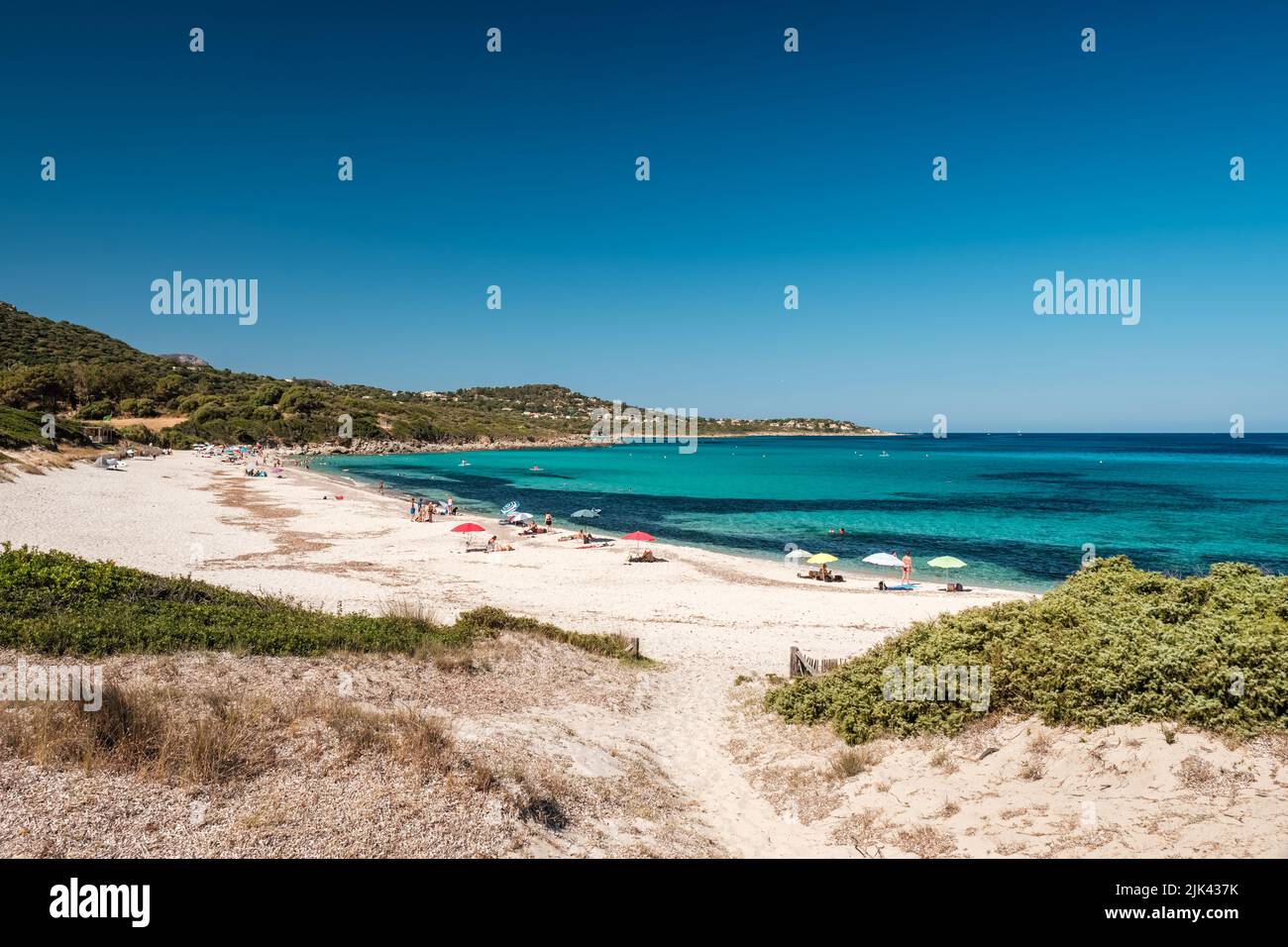 Les vacanciers apprécieront la mer Méditerranée turquoise sur la plage Bodri, dans la région de Balagne, en Corse Banque D'Images