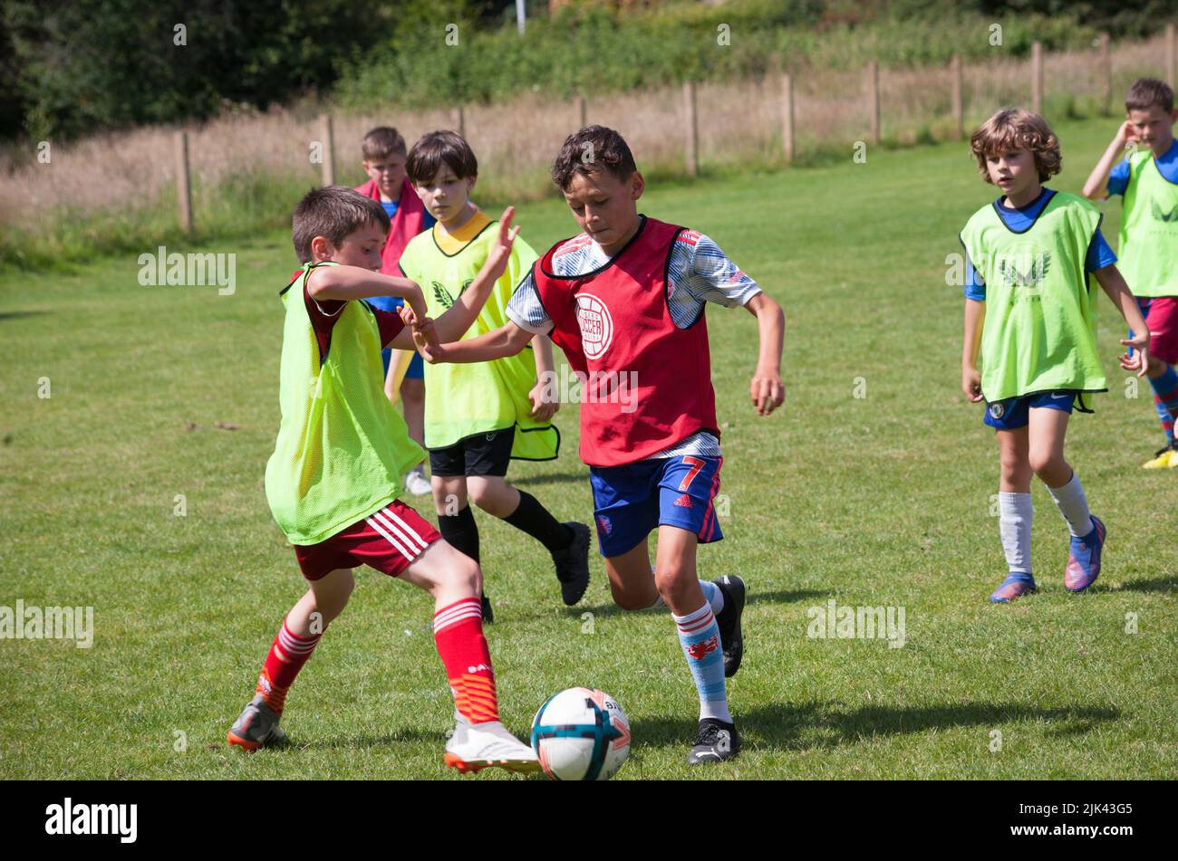 Garçons jouant au football à Helensburgh, Argyll et Bute, Scotlan Banque D'Images