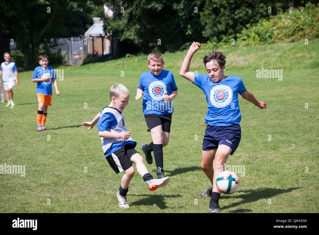 Garçons jouant au football à Helensburgh, Argyll et Bute, Scotlan Banque D'Images