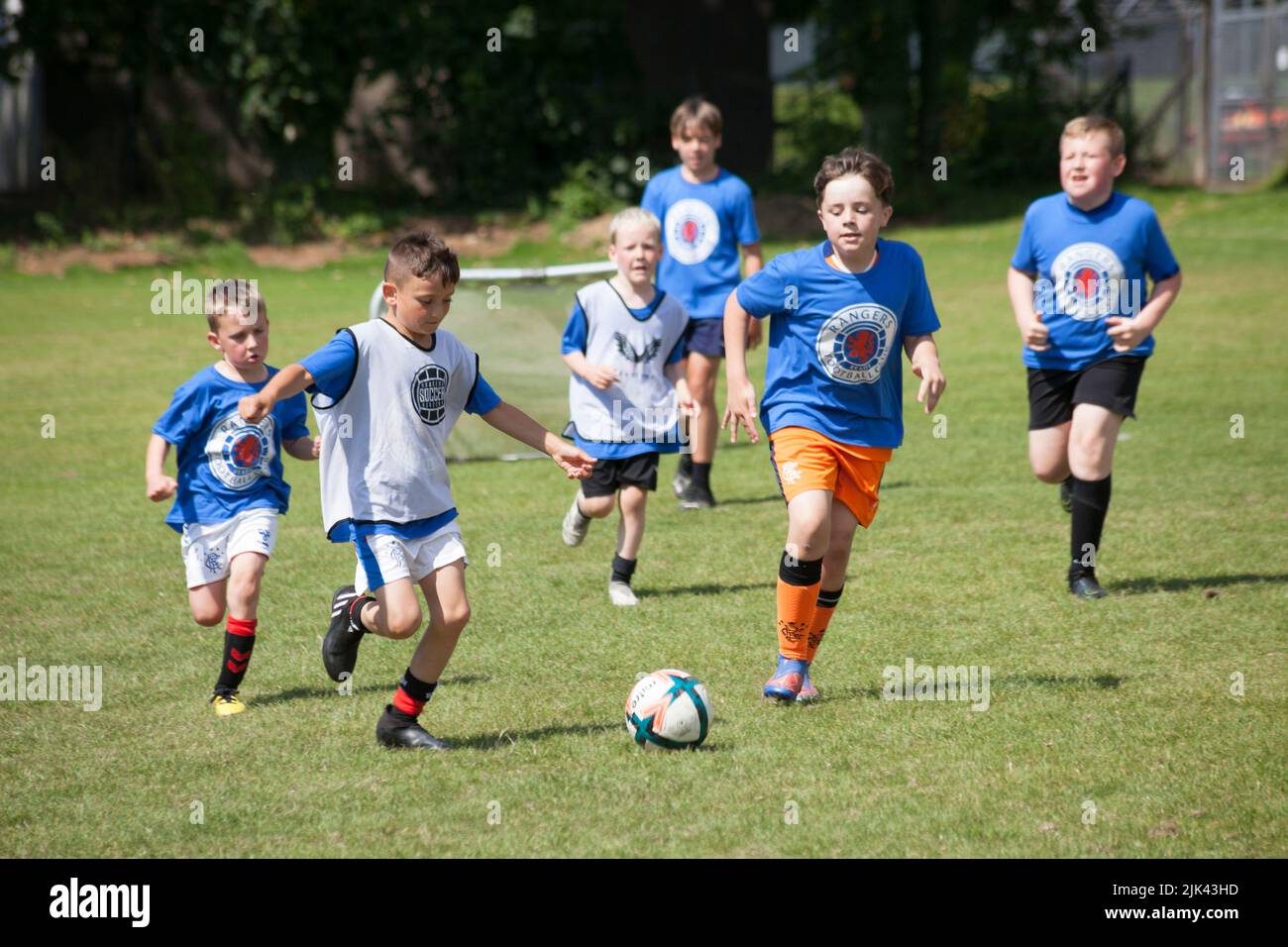 Garçons jouant au football à Helensburgh, Argyll et Bute, Scotlan Banque D'Images