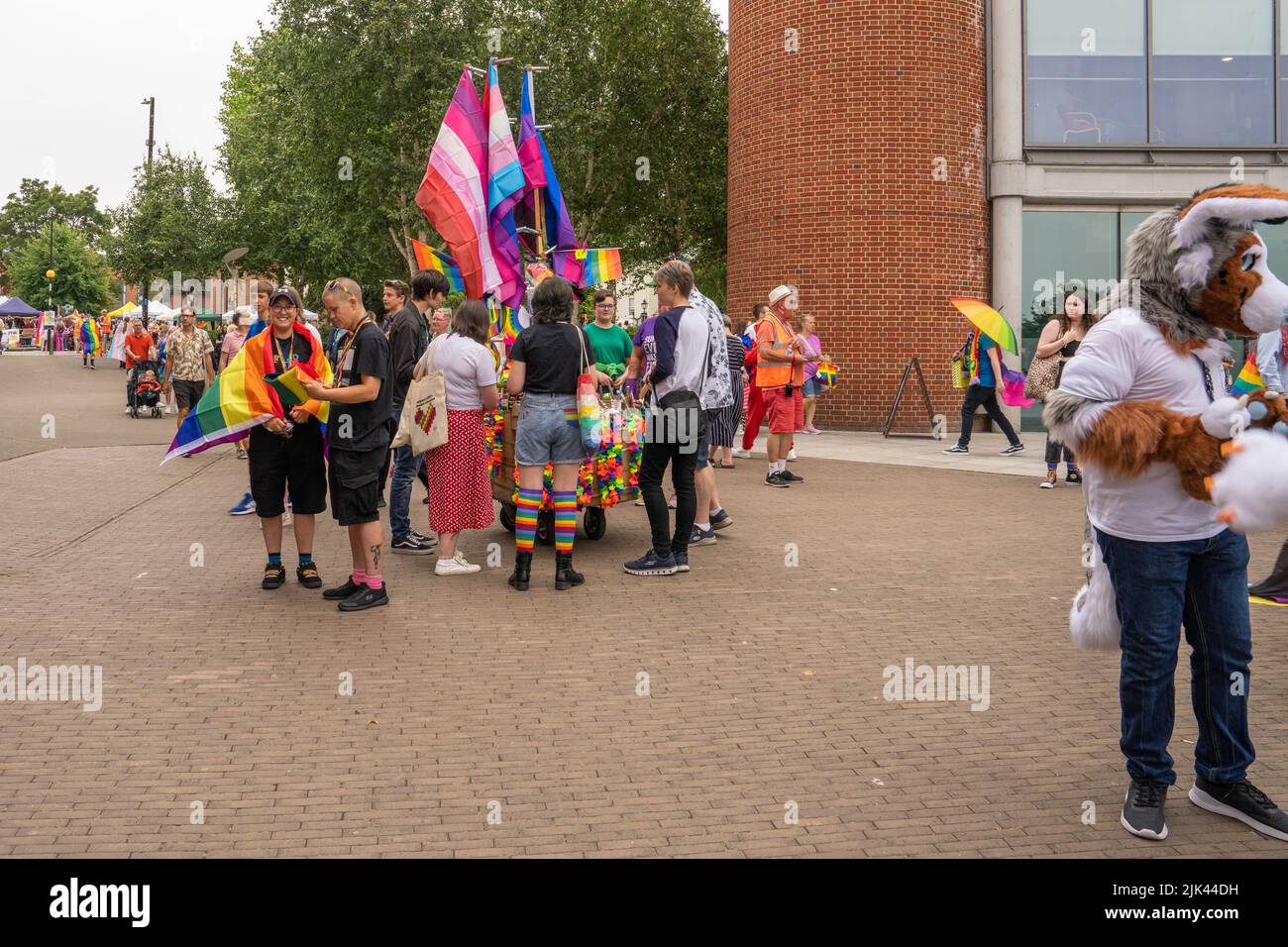 Les gens debout autour d'attendre la Marche de la fierté LGBT pour commencer dans le centre-ville de Norwich Banque D'Images