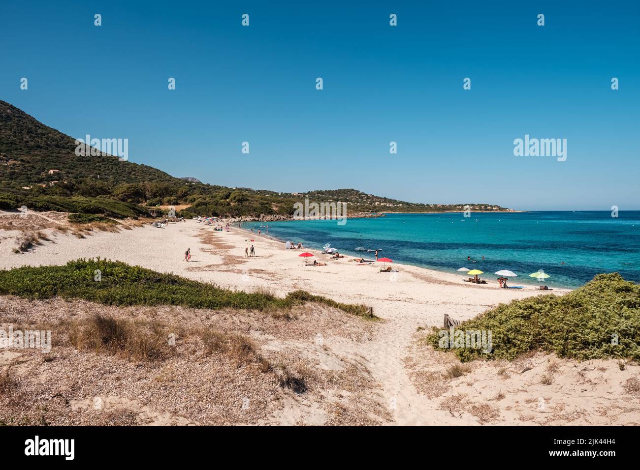 Les vacanciers apprécieront la mer Méditerranée turquoise sur la plage Bodri, dans la région de Balagne, en Corse Banque D'Images