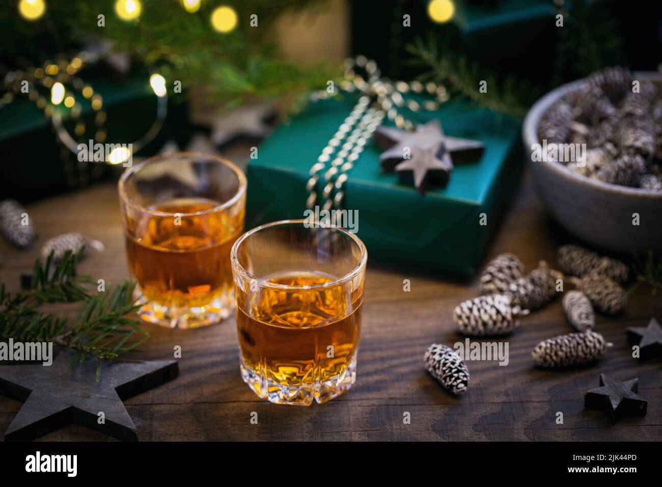 Deux verres de whisky ou de bourbon avec décoration de Noël Banque D'Images