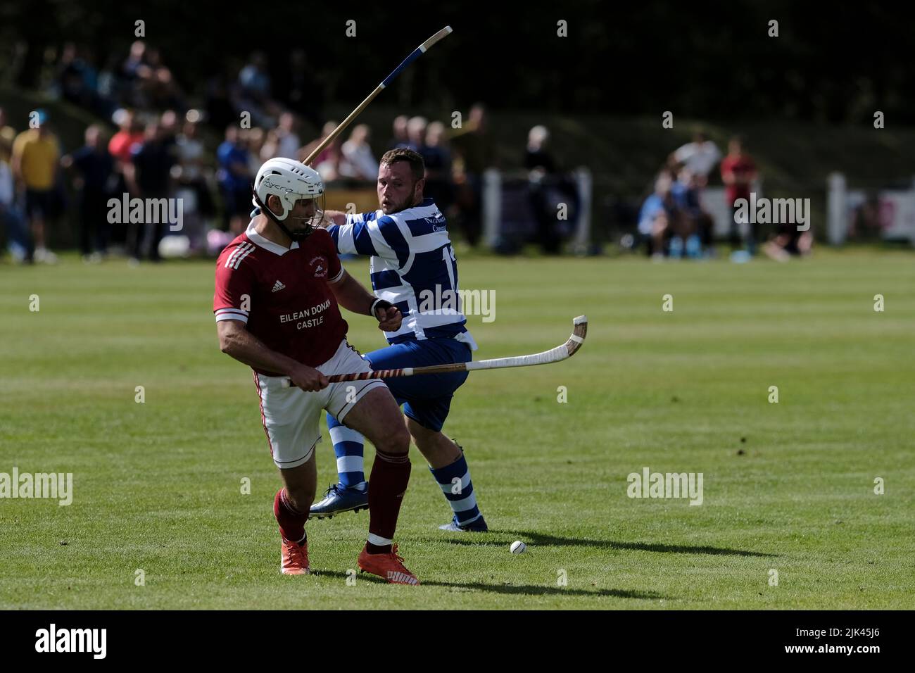 Newtonmore, Royaume-Uni. 30 juillet 2022. Newtonmore Camanachd Club première équipe jouer Kinlochshiel sur l'Eilan dans le Mowi Premiership. Kingussie (en blanc et bleu) contre Kinlochshiel. Note finale 2-2. Mowi Premiership jeu de ligue. Shinty, ou 'Camanachd' en écossais, est un jeu qui se joue principalement dans les Highlands entre les équipes représentant les villages et les villes. Le jeu est plus ancien que l'histoire enregistrée de l'Écosse et se joue sur un terrain d'herbe à l'aide d'une petite boule et de bâtons (appelé caman). . Crédit : Rob Gray/Alay Live News Banque D'Images