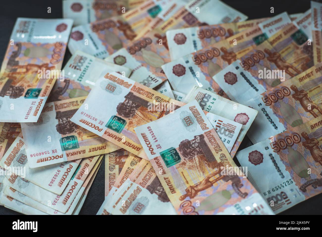 Tas de billets en monnaie russe de cinq mille roubles Banque D'Images