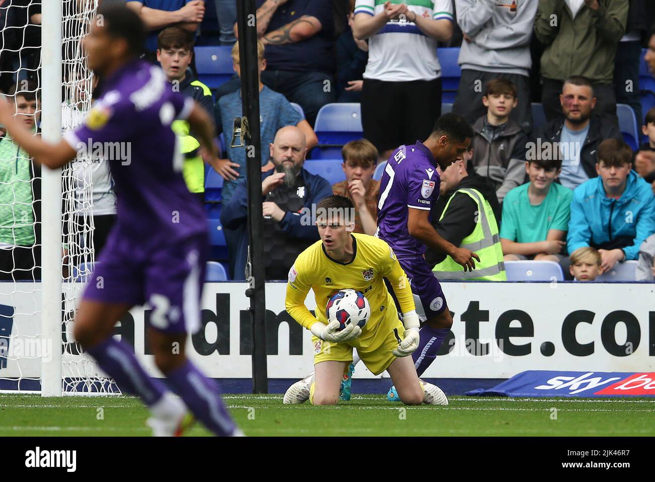 Birkenhead, Royaume-Uni. 30th juillet 2022. Ross Doohan le gardien de but de Tranmere Rovers recueille la balle. EFL Skybet football League Two Match, Tranmere Rovers v Stevenage at Prenton Park, Birkenhead, Wirral, samedi 30th juillet 2022. Cette image ne peut être utilisée qu'à des fins éditoriales. Utilisation éditoriale uniquement, licence requise pour une utilisation commerciale. Aucune utilisation dans les Paris, les jeux ou les publications d'un seul club/ligue/joueur.pic par Chris Stading/Andrew Orchard sports Photography/Alamy Live News crédit: Andrew Orchard sports Photography/Alamy Live News Banque D'Images