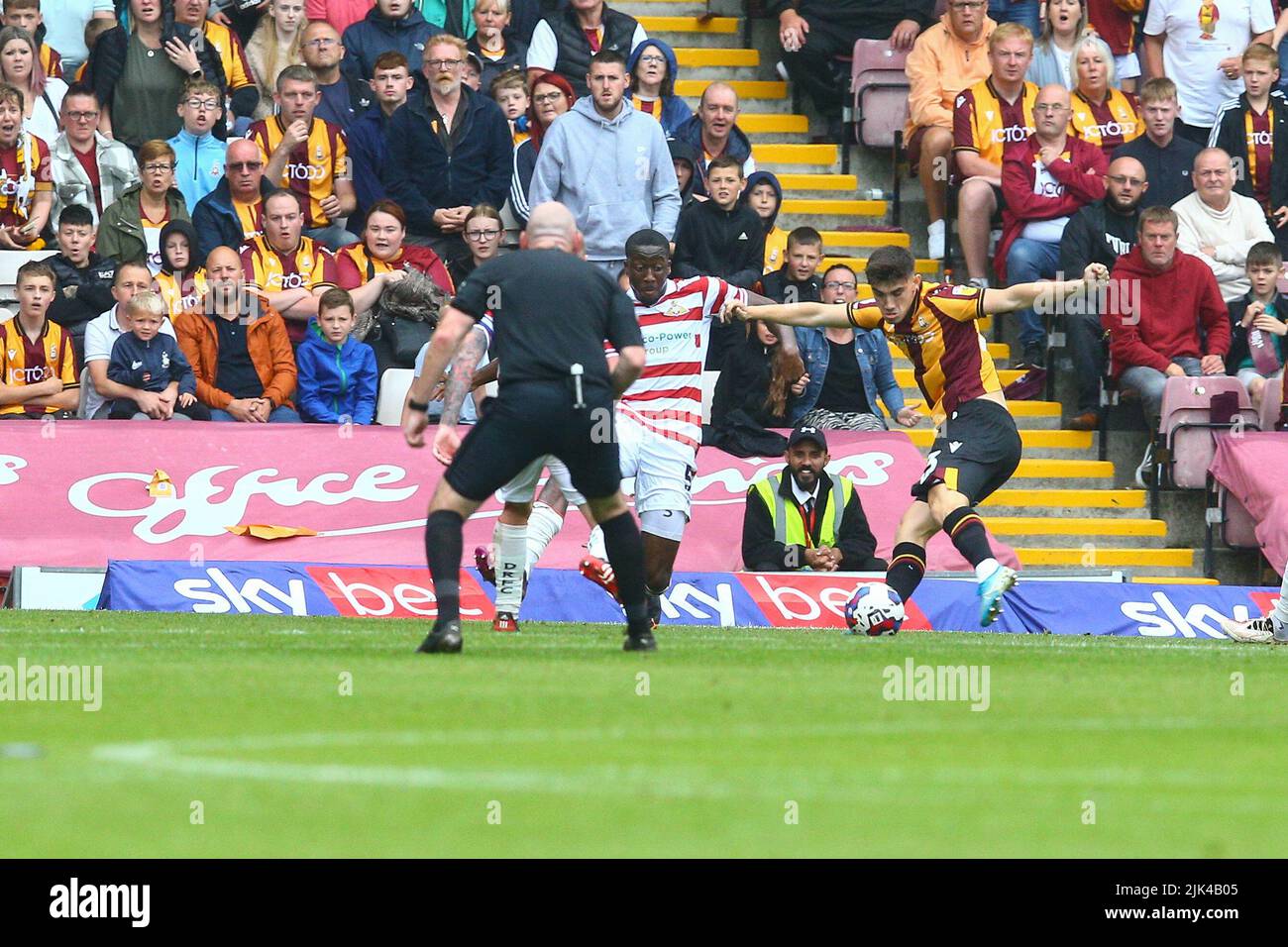 Stade de l'Université de Bradford, Bradford, Angleterre - 30th juillet 2022 Kian Harratt (23) de Bradford tire pour but - pendant le jeu Bradford City v Doncaster Rovers, Sky Bet League 2, 2022/23, Université de Bradford Stadium, Bradford, Angleterre - 30th juillet 2022 crédit: Arthur Haigh/WhiteRosePhotos/Alay Live News Banque D'Images