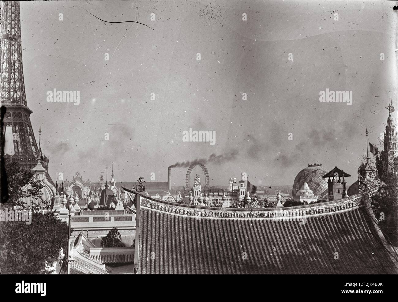 Foire mondiale de Paris en 1900 : vue sur les toits des bâtiments asiatiques, la Tour Eiffel, la grande roue, le Palais de l'électricité, le globe céleste. - Exposition universelle de Paris 1900 (vue sur les toits des bateaux asiatiques, la tour Eiffel, la grande roue, le palais de l'électricité, le globe céleste.) Banque D'Images Foire mondiale de Paris en 1900 : vue sur les toits des bâtiments asiatiques, la Tour Eiffel, la grande roue, le Palais de l'électricité, le globe céleste. - Exposition universelle de Paris 1900 (vue sur les toits des bateaux asiatiques, la tour Eiffel, la grande roue, le palais de l'électricité, le globe céleste.) Banque D'Images