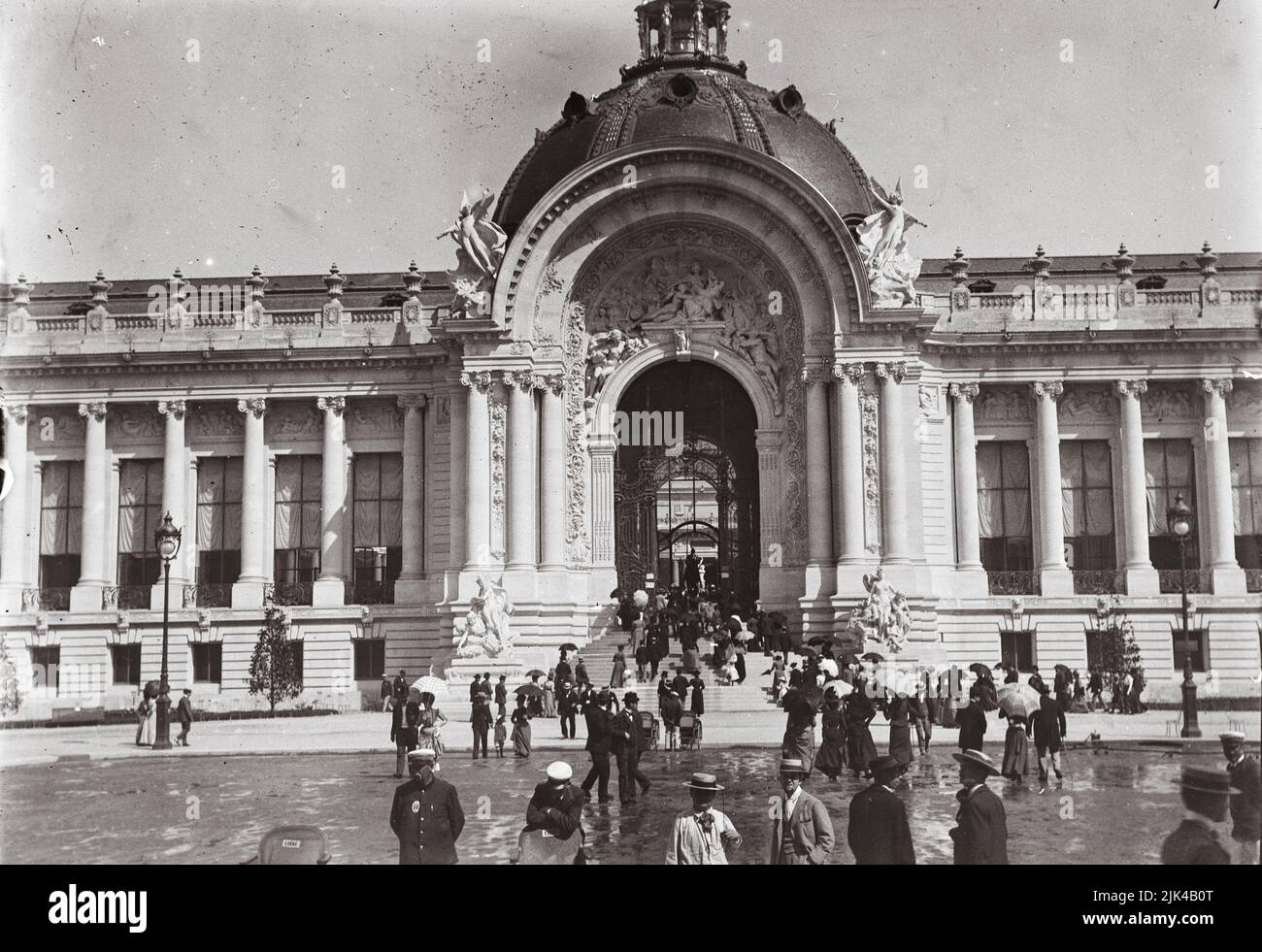Foire mondiale de Paris en 1900 : la foule à l'entrée du petit Palais - exposition universelle de Paris 1900 (la foule à l'entrée du petit Palais) Banque D'Images Foire mondiale de Paris en 1900 : la foule à l'entrée du petit Palais - exposition universelle de Paris 1900 (la foule à l'entrée du petit Palais) Banque D'Images