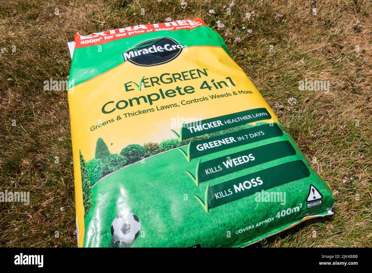Miracle Gro Evergreen 4 en 1 sac d'alimentation de pelouse sur pelouse Banque D'Images