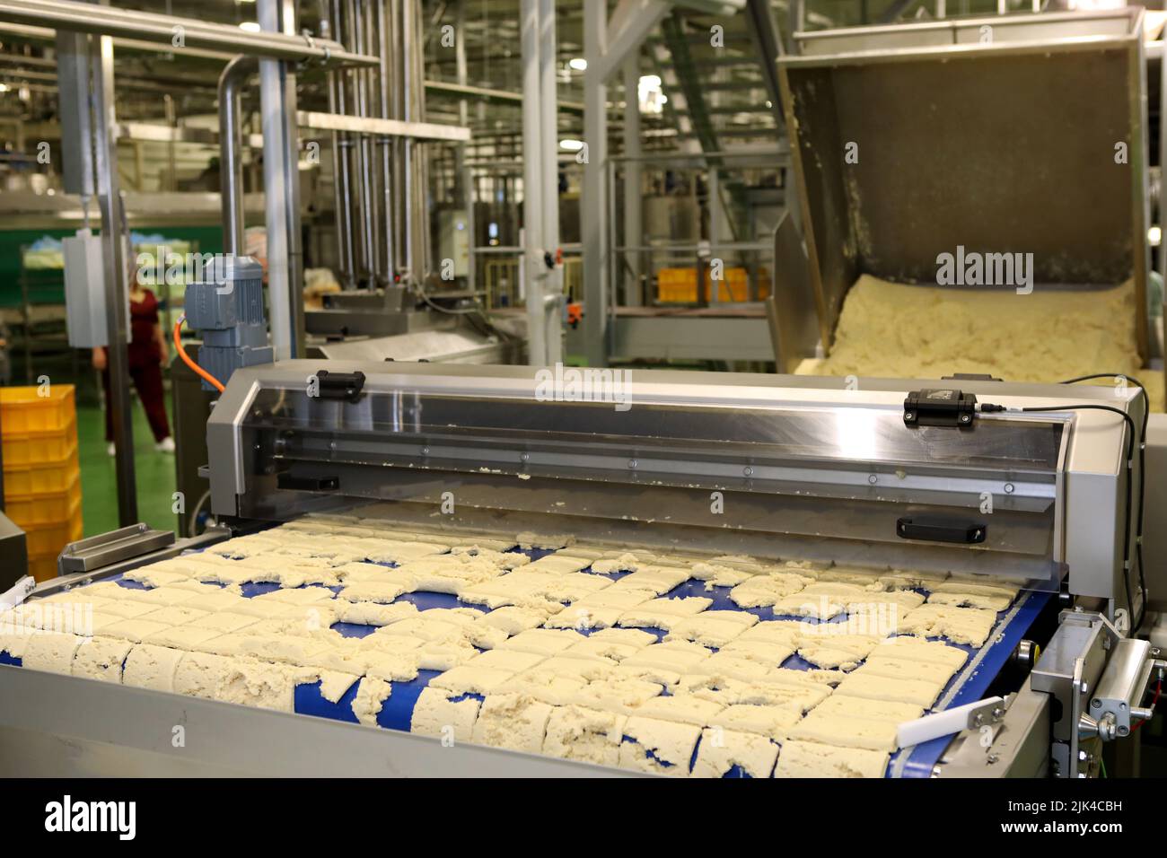 Ligne de coupe de pâte pour biscuits. La dernière ligne de production de biscuits. Grande usine de biscuits Banque D'Images