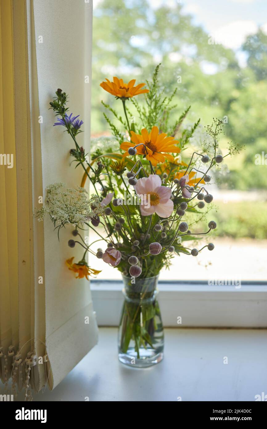 Beau bouquet de fleurs sauvages isolées sur le rebord de la fenêtre. Banque D'Images