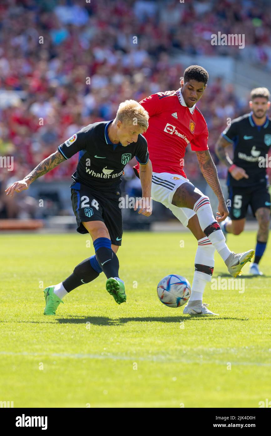 Oslo, Norvège 30 juillet 2022, Marcus Rashford de Manchester United défis pour le bal avec Daniel Wass de l'Atletico Madrid pendant le match de football amical d'avant-saison entre Manchester United et Atletico Madrid au stade Ullevaal à Oslo, Norvège. Credit: Nigel Waldron/Alay Live News Banque D'Images