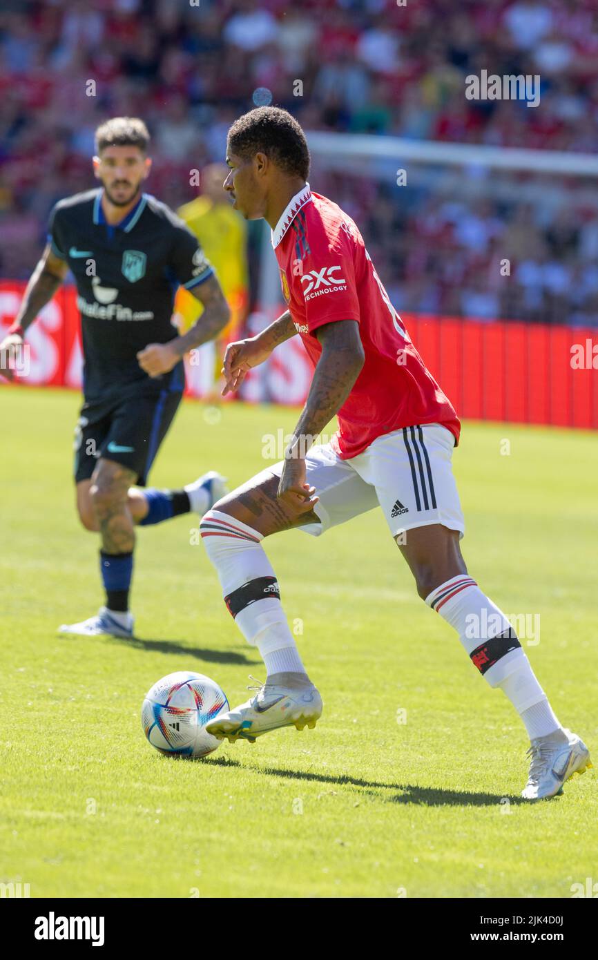Oslo, Norvège 30 juillet 2022, Marcus Rashford de Manchester United contrôle le ballon lors du match de football amical d'avant-saison entre Manchester United et Atletico Madrid au stade Ullevaal d'Oslo, Norvège. Credit: Nigel Waldron/Alamy Live News Banque D'Images