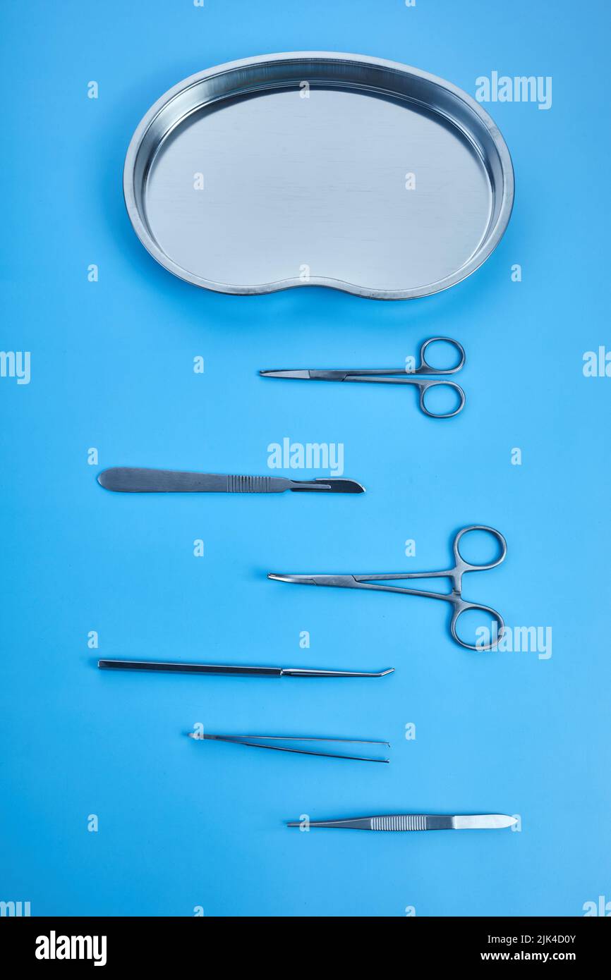 équipement chirurgical au bureau de chirurgie. Outils médicaux tels que ciseaux, scalpel. Banque D'Images