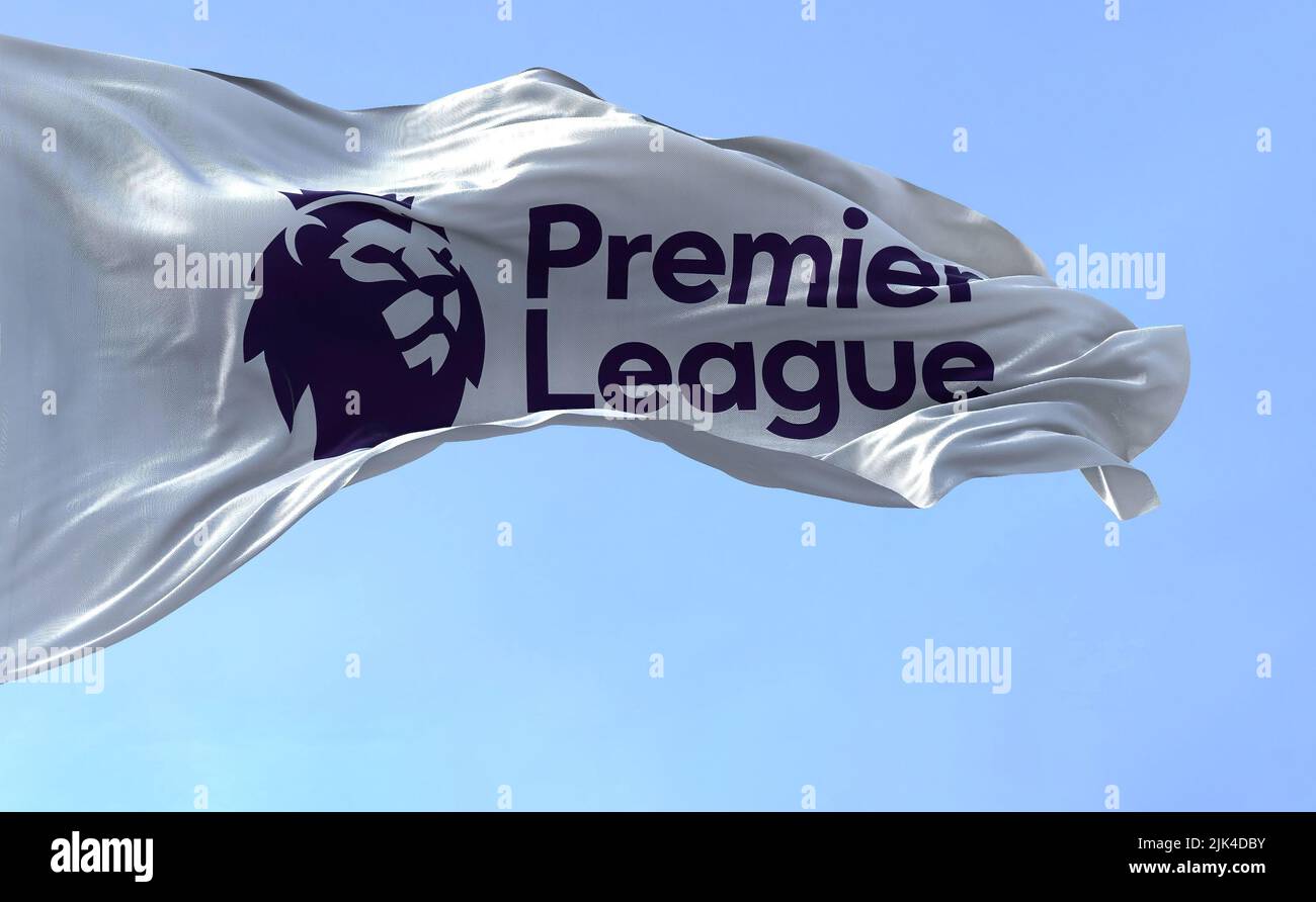 Londres, ENG, juillet 2022 : gros plan du drapeau de la Premier League agitant dans le vent. La Premier League est le premier niveau du système de ligue de football anglais. Banque D'Images
