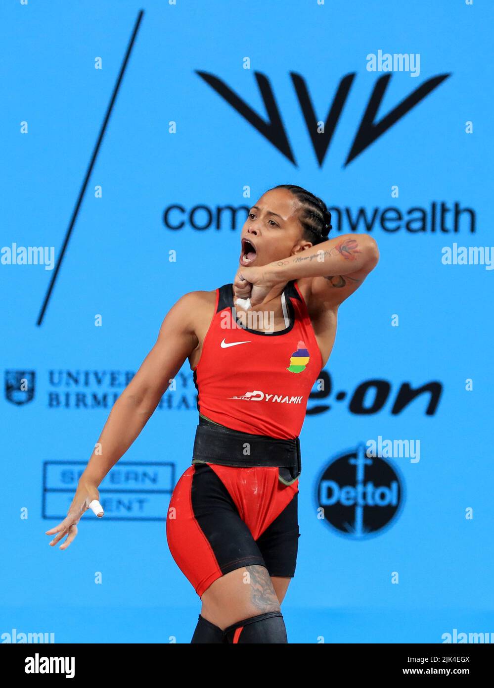 Marie Hanitra Roilya Ranaivosoa, de Maurice, célèbre lors du concours de musculation féminin 49kg au NEC le deuxième jour des Jeux du Commonwealth 2022 à Birmingham. Date de la photo: Samedi 30 juillet 2022. Banque D'Images