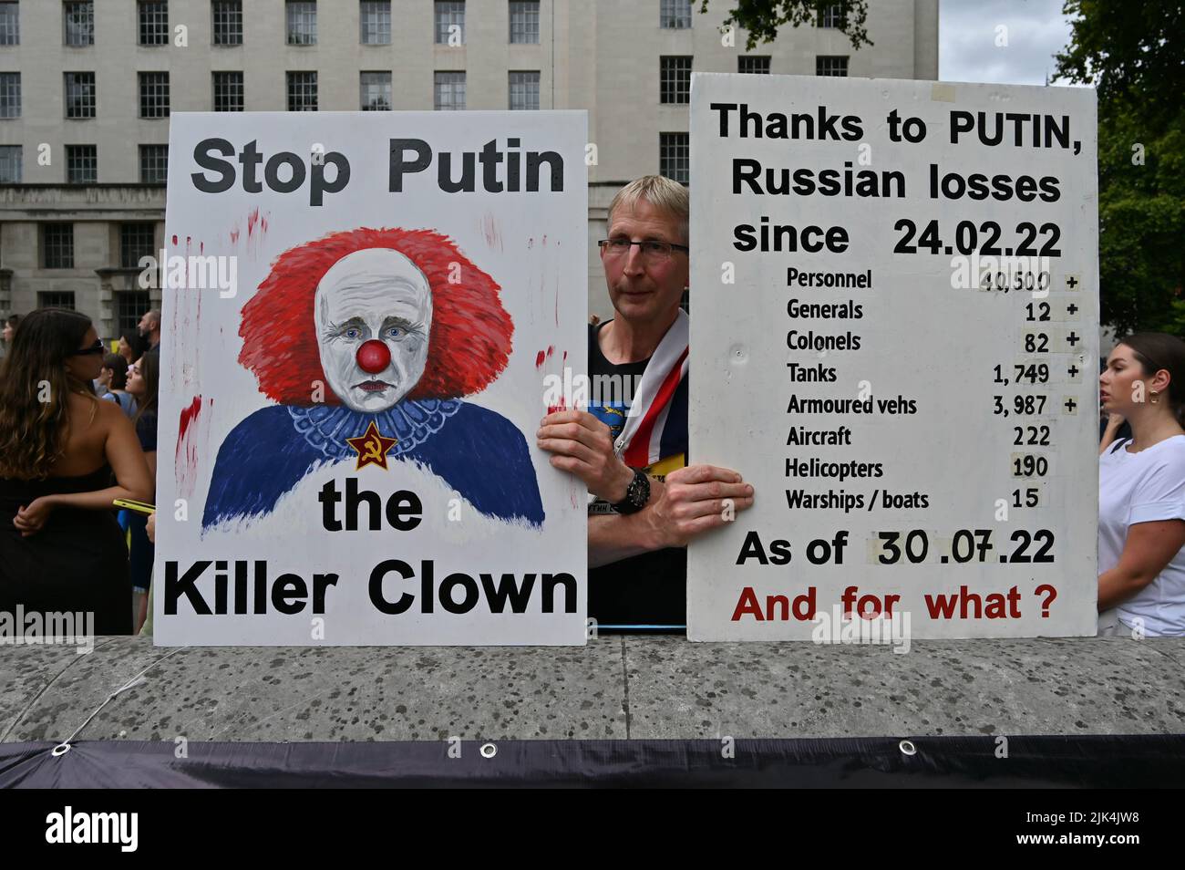 Downing Street, Londres, Royaume-Uni. 30 juillet 2022. Des manifestants ont manifesté devant Downing Street. La guerre en Ukraine a été extrêmement violente et le porte-parole a accusé les soldats russes de commettre des atrocités en Ukraine. Il n'y aura pas de vainqueur dans la guerre. L'Ukraine est une fière nation ukrainienne. Nous savons que l'OTAN nous a menti. Donnez-nous les armes que vous nous avez promises. Nous ne voulons pas que vous vous battiez pour nous. Nous pouvons nous battre seuls contre les Russes. Cela m'attriste de voir les larmes aux yeux des filles et des femmes ukrainiennes. Crédit : voir Li/Picture Capital/Alamy Live News Banque D'Images