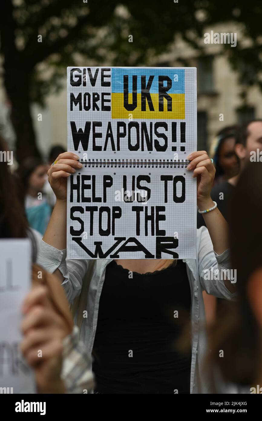 Downing Street, Londres, Royaume-Uni. 30 juillet 2022. Des manifestants ont manifesté devant Downing Street. La guerre en Ukraine a été extrêmement violente et le porte-parole a accusé les soldats russes de commettre des atrocités en Ukraine. Il n'y aura pas de vainqueur dans la guerre. L'Ukraine est une fière nation ukrainienne. Nous savons que l'OTAN nous a menti. Donnez-nous les armes que vous nous avez promises. Nous ne voulons pas que vous vous battiez pour nous. Nous pouvons nous battre seuls contre les Russes. Cela m'attriste de voir les larmes aux yeux des filles et des femmes ukrainiennes. Crédit : voir Li/Picture Capital/Alamy Live News Banque D'Images