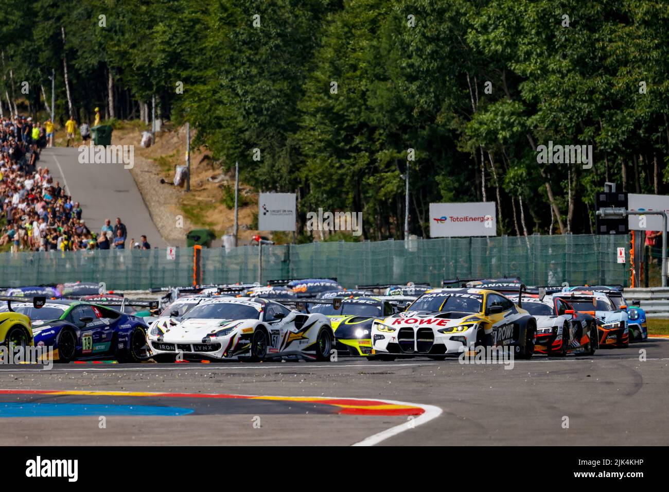 98 Rowe Racing, BMW M4 GT3 d'Augusto FARFUS, Nicholas YELLOLY, Nicky CATSBURG, en action et 51 Iron Lynx, Ferrari 488 GT3 de Miguel MOLINA, Nicklas NIELSEN, James CALADO, en action, début de la course, départ, pendant les TotalEnergies 24 heures de Spa 2022, 7th tour du défi mondial 2022 de Fanatec GT Europe Powered by AWS, de 27 juillet à 31, 2021 sur le circuit de Spa-Francorchamps, à Stavelot, Belgique - photo: Paul Vaicle/DPPI/LiveMedia Banque D'Images