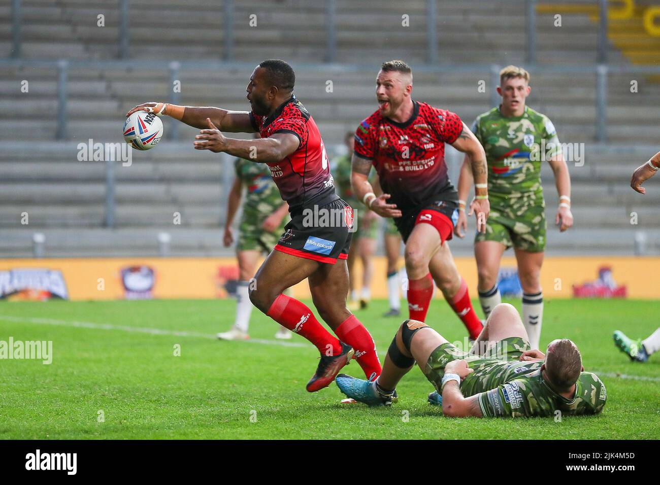 Leeds, Royaume-Uni. 30th juillet 2022. ***Leigh fêtez leur essai lors du match de championnat d'été de Bash Betfred entre Featherstone Rovers et Leigh Centuriens au stade Headingley, Leeds, Royaume-Uni, le 30 juillet 2022. Photo de Simon Hall. Utilisation éditoriale uniquement, licence requise pour une utilisation commerciale. Aucune utilisation dans les Paris, les jeux ou les publications d'un seul club/ligue/joueur. Crédit : UK Sports pics Ltd/Alay Live News Banque D'Images