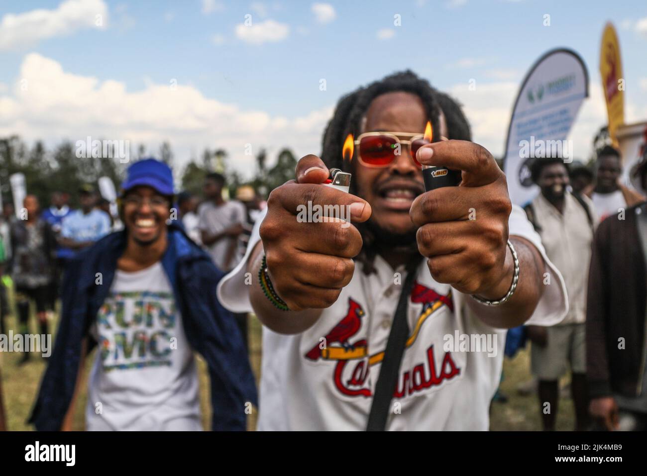 Nakuru, Kenya. 30th juillet 2022. Un homme tient deux briquets éclairés lors d'un concert de paix qui a eu lieu pour prêcher la paix et l'harmonie avant l'élection générale du Kenya en août. Les Kenyans se rendront aux urnes pour choisir leur président préféré et les membres des assemblées nationales et des assemblées de comté. (Photo de James Wakibia/SOPA Images/Sipa USA) crédit: SIPA USA/Alay Live News Banque D'Images