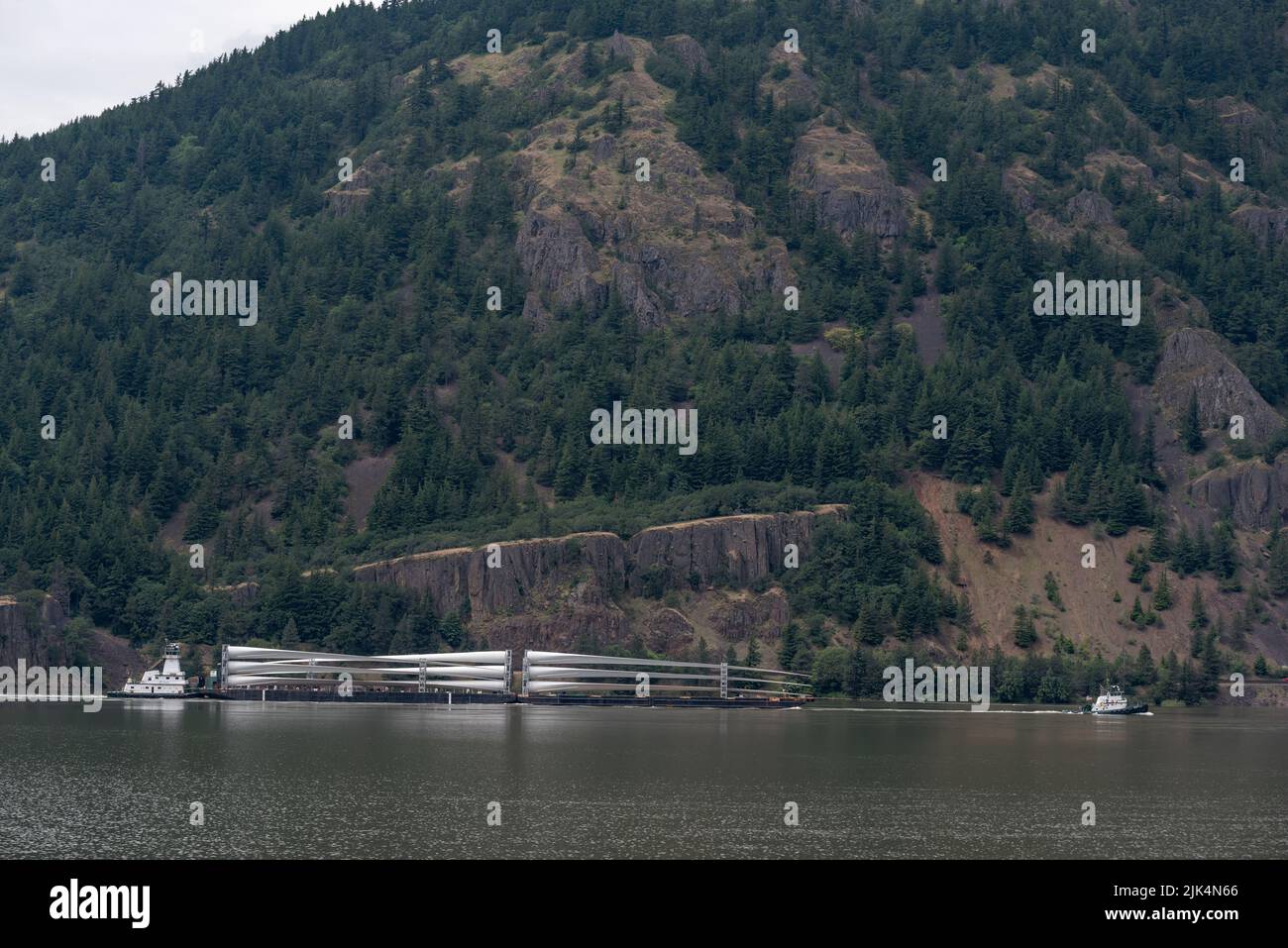 Les pales des éoliennes sont transportées par barge sur le fleuve Columbia, Oregon/Washington. Banque D'Images