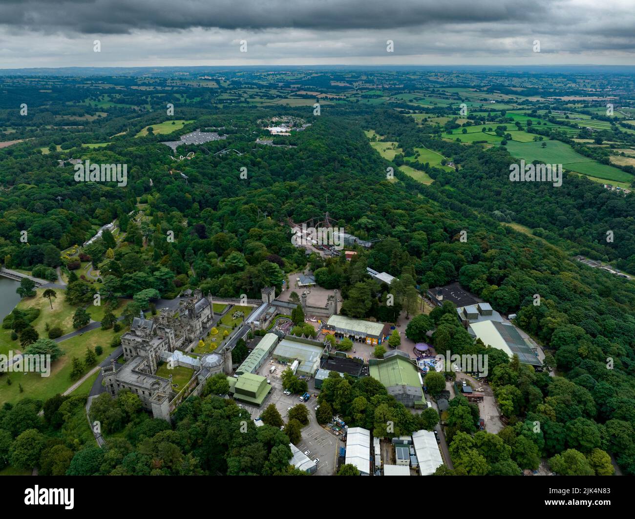 Alton Towers photos aériennes de l'air, y compris Nemesis, Smiler, David Walliims, Sonic Spinball Whizzer, The Towers, RITA, 13, Enterprize(SBNO) Drone Banque D'Images