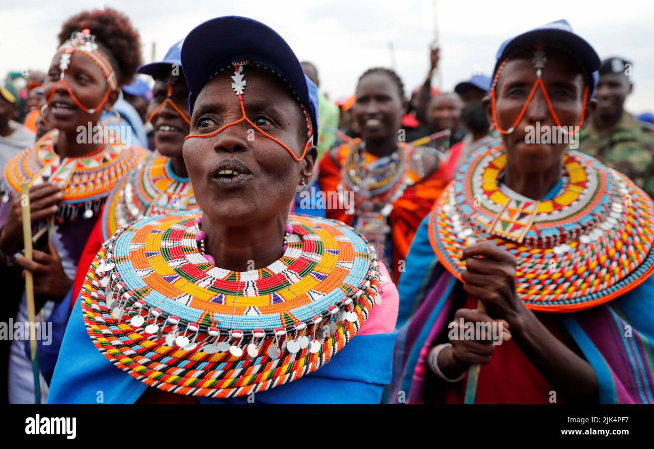Les partisans de Maasai du chef de l'opposition et candidat à la présidence du Kenya, Raila Odinga, de la Déclaration d'unité d'Azimio la Umoja (Déclaration d'unité), portant des vêtements traditionnels, assistent à un rassemblement de campagne en prévision des prochaines élections générales dans la ville de Suswa, dans la vallée du Rift, dans le comté de Narok, au Kenya 30 juillet 2022. REUTERS/Thomas Mukoya Banque D'Images