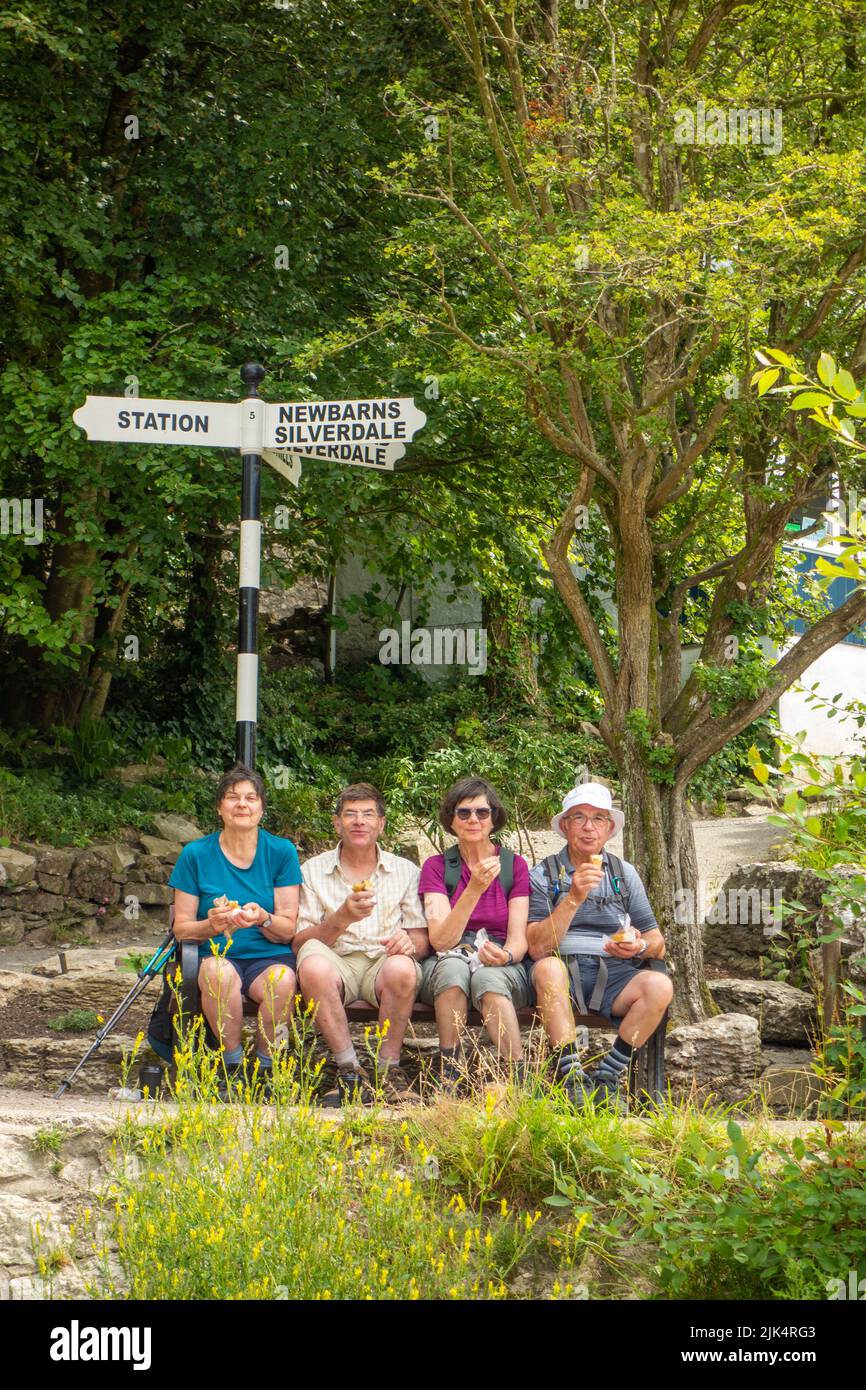 Les gens qui profitent du soleil d'été de 2022 à la station de vacances Cumbria d'Arnside au nord de la baie de Morecambe au Royaume-Uni Banque D'Images