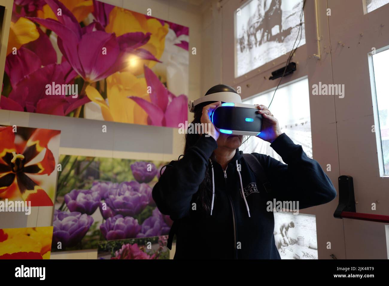 Femme avec casque VR au Tulip Museum Amsterdam Banque D'Images